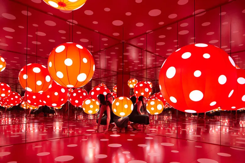 Morre Yayoi Kusama aos 97 Anos: O Legado Eterno da Rainha dos Pontos | ::Tutoriais Photoshop::