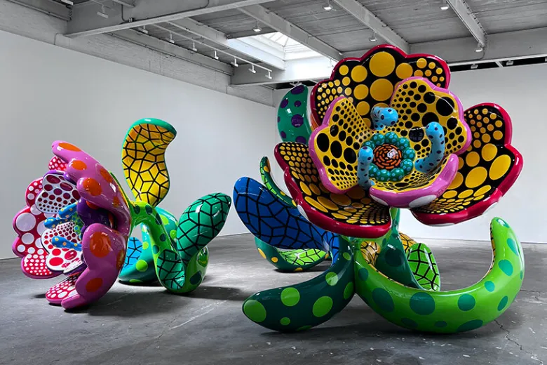 Morre Yayoi Kusama aos 97 Anos: O Legado Eterno da Rainha dos Pontos | ::Tutoriais Photoshop::