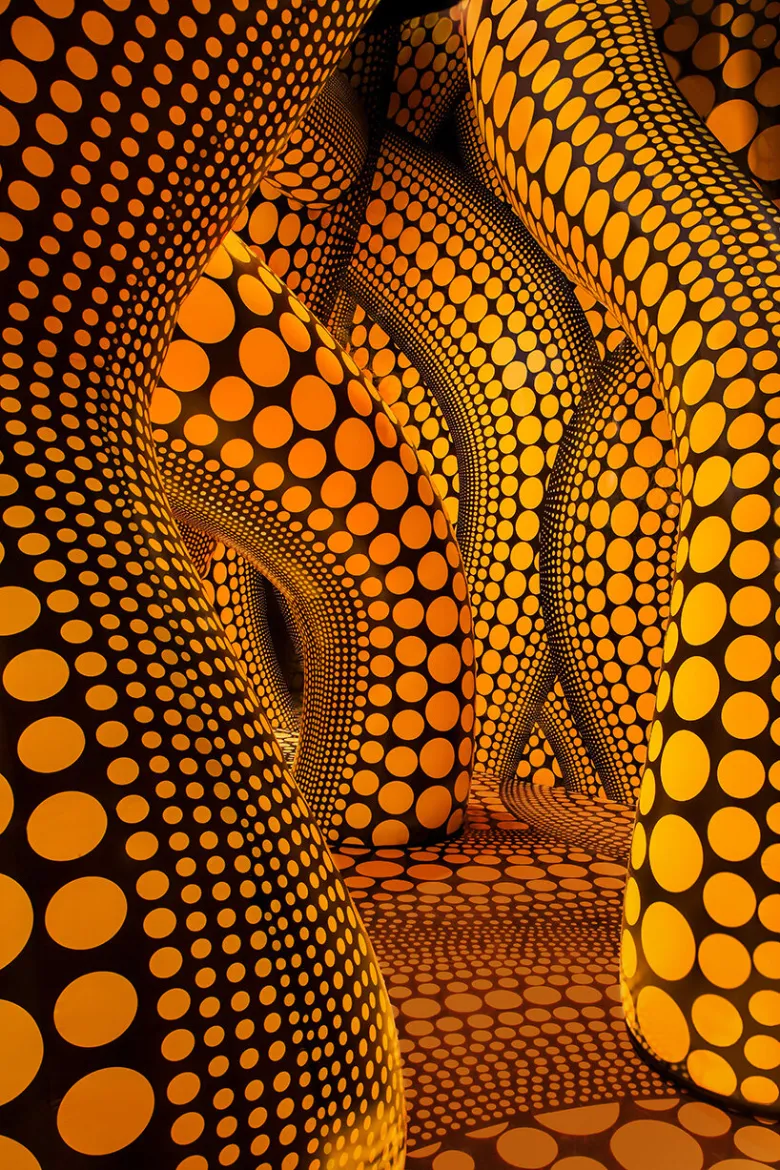 Morre Yayoi Kusama aos 97 Anos: O Legado Eterno da Rainha dos Pontos | ::Tutoriais Photoshop::
