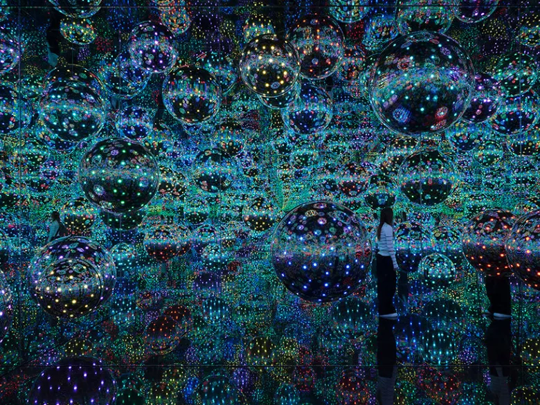 Morre Yayoi Kusama aos 97 Anos: O Legado Eterno da Rainha dos Pontos | ::Tutoriais Photoshop::