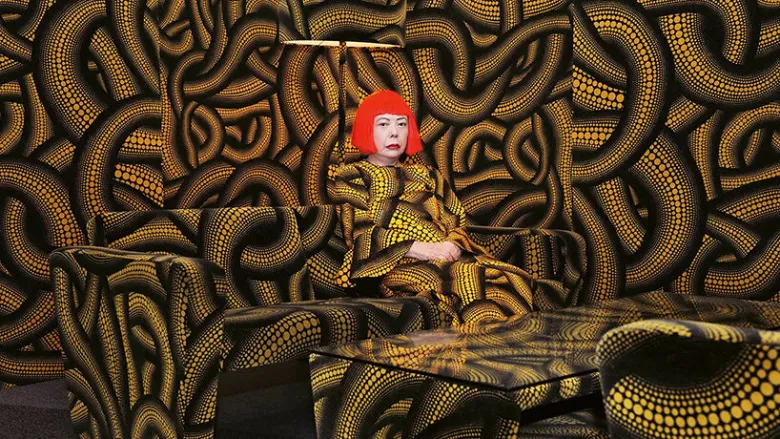 Morre Yayoi Kusama aos 97 Anos: O Legado Eterno da Rainha dos Pontos | ::Tutoriais Photoshop::