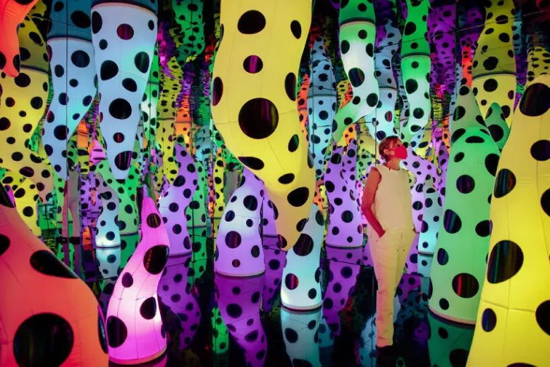 Morre Yayoi Kusama aos 97 Anos: O Legado Eterno da Rainha dos Pontos | ::Tutoriais Photoshop::
