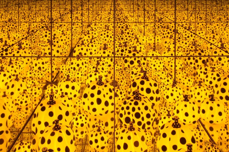 Morre Yayoi Kusama aos 97 Anos: O Legado Eterno da Rainha dos Pontos | ::Tutoriais Photoshop::