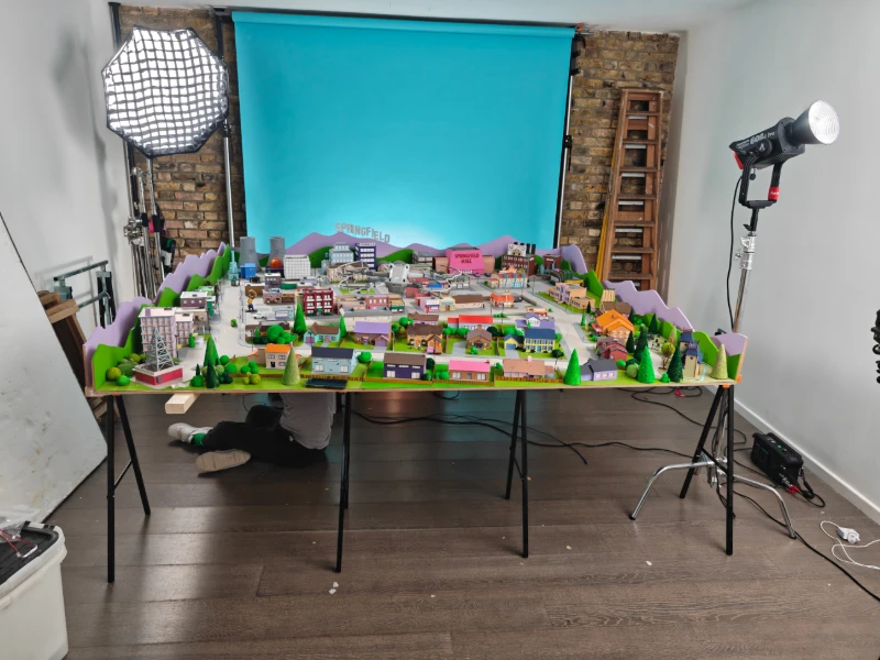 Fã de 'Os Simpsons' Constrói Maquete Gigante de Springfield com 76 Prédios | ::Tutoriais Photoshop::